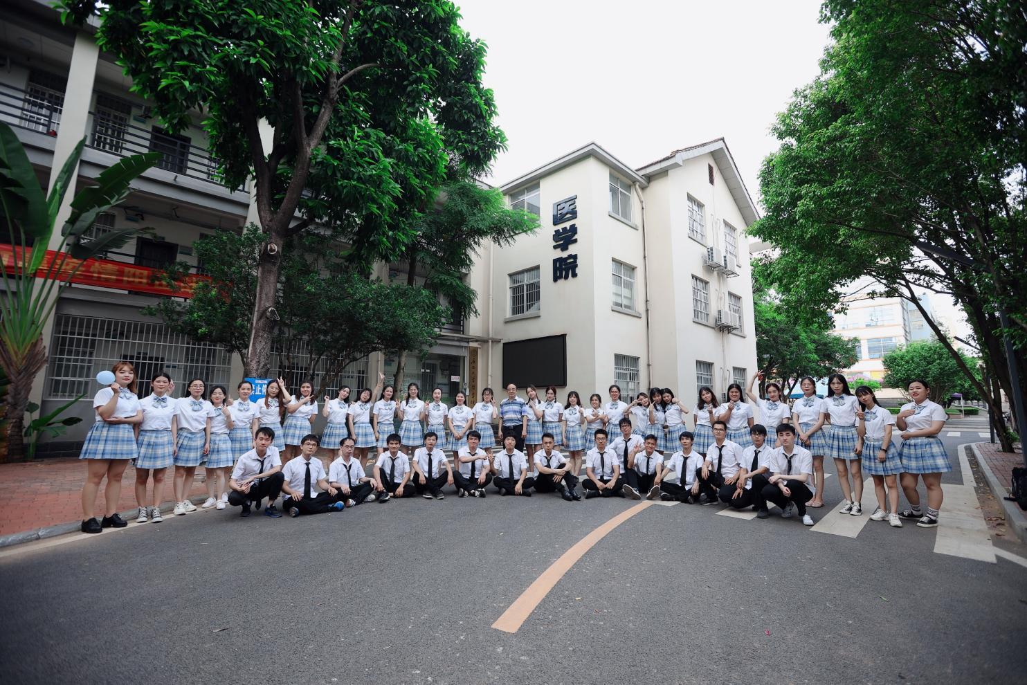 英国威廉集团官网制药工程专业2020届毕业合影留念